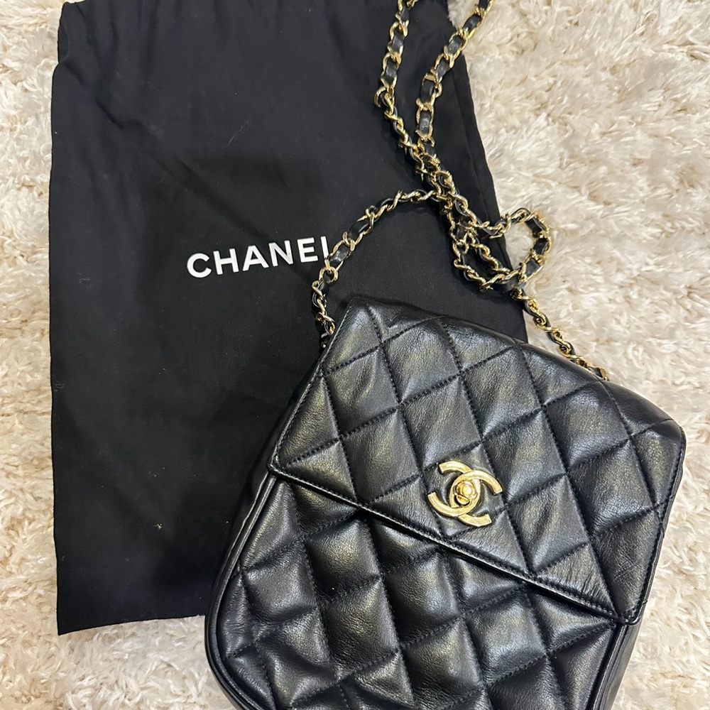 💔SOLD💔Chanel Vintage Quilted Lambskin chain bag with twist lock